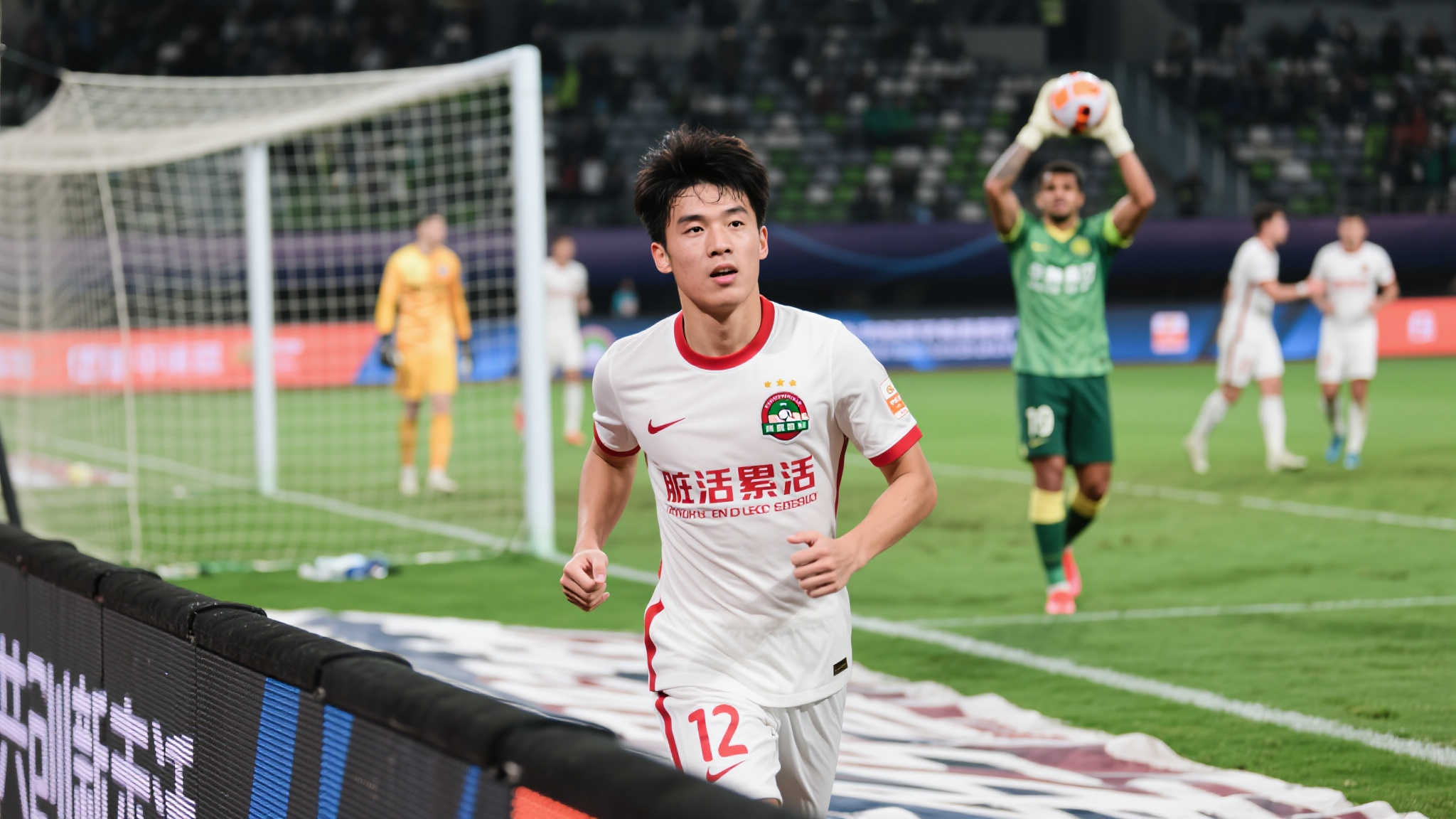 记者：刘诚宇表现全面，路易斯戴帽离不开他的默默付出